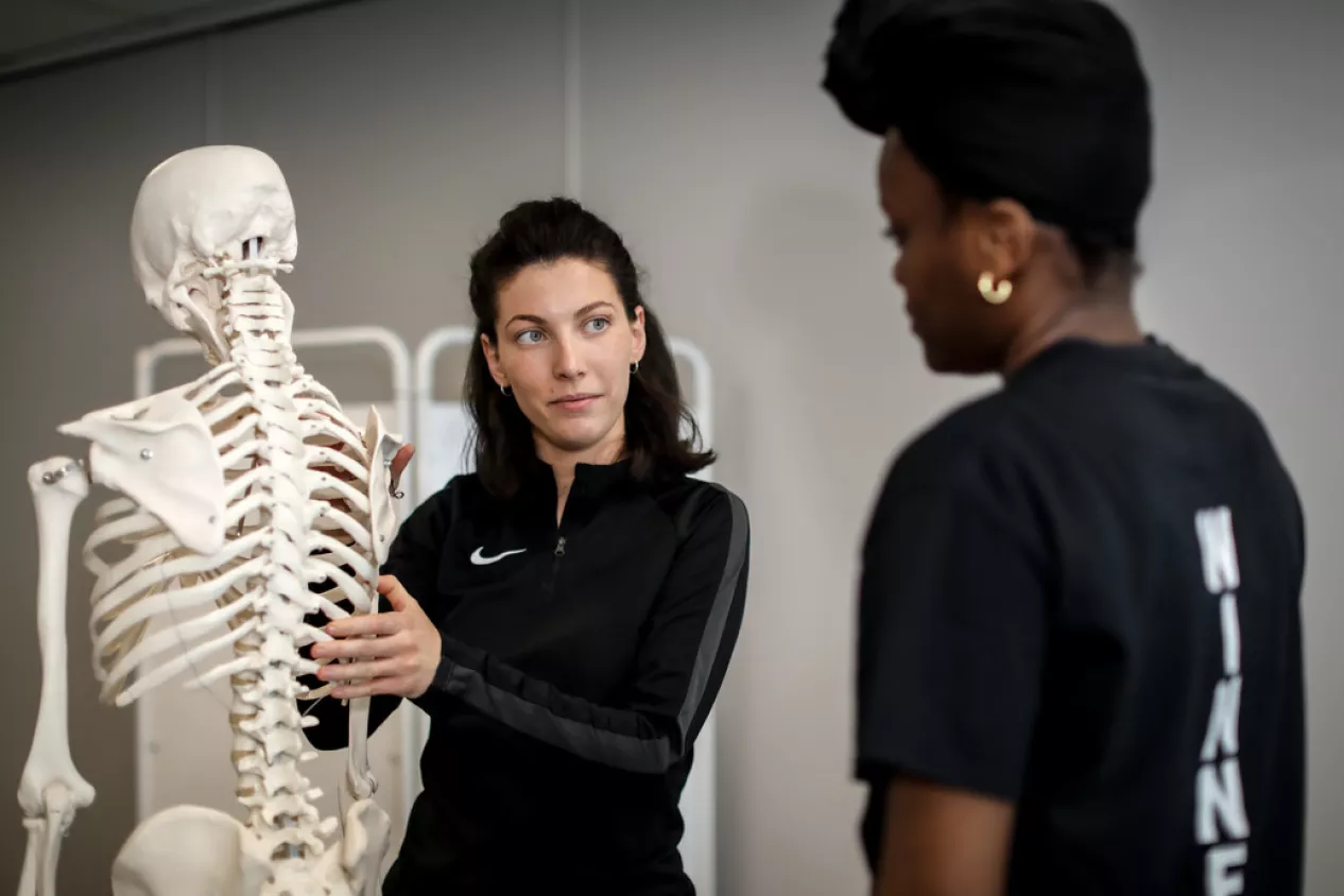Two sports science students with skeleton 6654 x 4436 