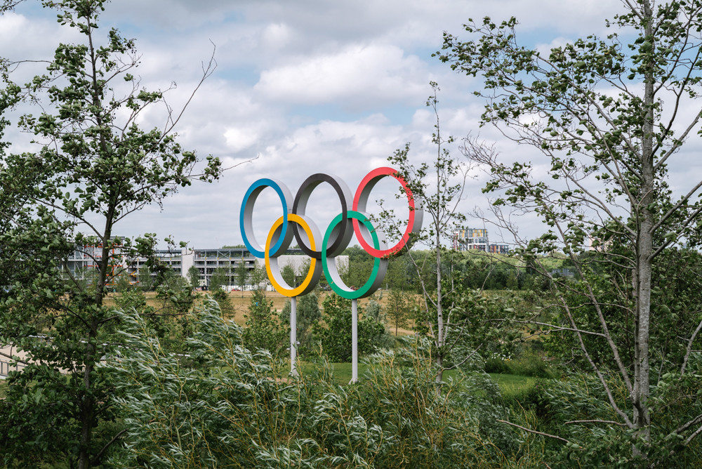 Image of the Olympic rings surrounded by grasslands