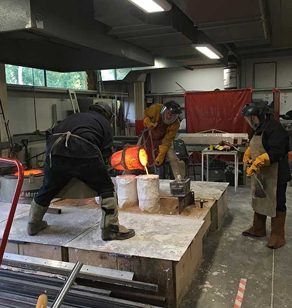 People in workshop doing an optimised bronze pour